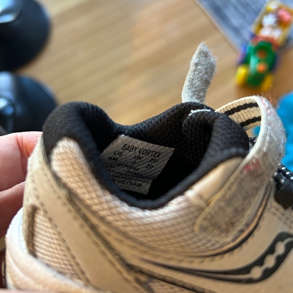 Excellent used condition Saucony baby shoes - Picture 3 of 4